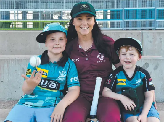 ?? Picture: EVAN MORGAN ?? FAMILY FIRST: Queensland Country skipper Stephanie Baldwin flanked by sons Finn, 8, and Austin, 5, has retired from representa­tive cricket.