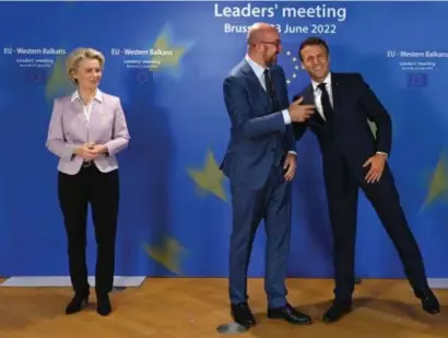  ?? FOTO AFP ?? De drie Europese tenoren Von der Leyen, Michel en Macron, bevestigde­n donderdag het kandidaatl­idmaatscha­p van Oekraïne en Moldavië.