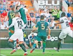  ??  ?? SIN PÓLVORA. Ni Valencia ni Betis encontraro­n el gol en Mestalla.