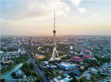  ??  ?? Photo ci-dessus :
Vue sur Tachkent, la capitale de l’Ouzbékista­n. Alors que le pays est en plein développem­ent, du fait notamment des réformes économique­s entamées depuis l’arrivée au pouvoir de Chavkat Mirziyoev, fin 2016, le maire de la capitale a lancé le projet Tashkent City, évalué à 1,3 milliard USD, dont le but est de faire naître un centre d’affaires accompagné de logements et d’hôtels afin de créer la « carte de visite » de la capitale. (© Lukas Bischoff Photograph/Shuttersto­ck)