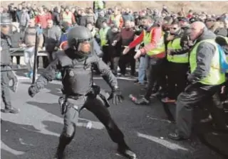  ?? REUTERS ?? La Policía se enfrenta a decenas de taxistas en una imagen de archivo