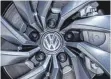  ?? FOTO: DPA ?? VW-Logo auf einer Felge. Der Konzern will die Kosten stärker senken als bislang geplant.