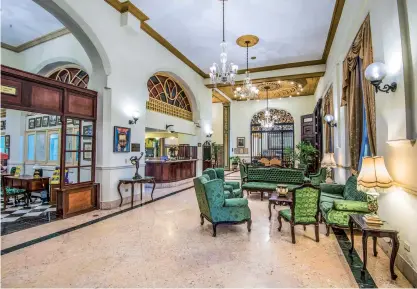  ??  ?? El hotel Inglaterra, el más antiguo de Cuba, combina estilo y elegancia en la añeja Habana.
