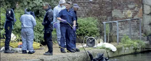  ??  ?? Scotland Yard La polizia di Londra mentre, on l’aiuto dei sommozzato­ri, cerca tracce nella zona del canale in cui è stato recuperato il corpo del 46enne veneziano