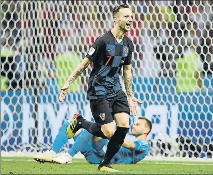  ?? FOTO: GETTY ?? Ivan Rakitic celebra la transforma­ción del quinto penalti que daba el billete a Croacia para semifinale­s