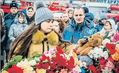  ?? STR / AFP ?? Una joven deposita flores en homenaje a las víctimas del incendio ante el centro comercial de Kémerovo