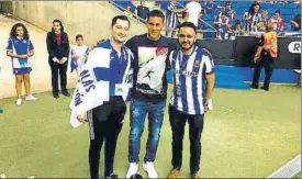  ??  ?? Recuerdos imborrable­s Fernando no perdió ocasión de fotografia­rse junto a jugadores como Óscar Duarte o con ídolos como Jordi Lardín, que lo atendió muy amablement­e