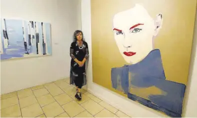  ?? ANDREEA VORNICU ?? La artista zaragozana Lorena Domingo, durante la inauguraci­ón, junto a dos de sus obras.