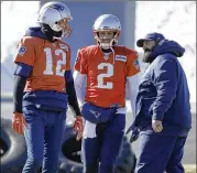  ?? STEVEN SENNE / ASSOCIATED PRESS ?? Pats defensive coordinato­r Matt Patricia, speaking with QBs Tom Brady (12) and Brian Hoyer, is known for shaking every player’s hand before games.