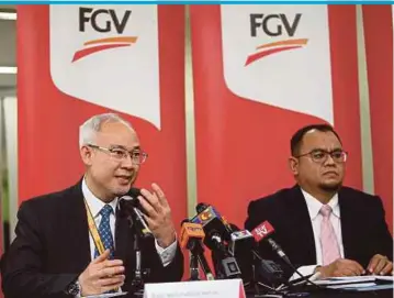  ?? PIC BY ZULFADHLI ZULKIFLI ?? FGV Holdings Bhd group chief executive officer Datuk Haris Fadzilah Hassan (left) with chief financial officer Datuk Mohd Hairul Abdul Hamid at the company’s first-quarter financial results announceme­nt in Kuala
Lumpur yesterday.