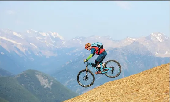  ?? ANDREW PENNER ?? Mountain biking guide Andrew Nelson rides near the summit of the Hopeful Trail at Panorama, which offers an epic descent.