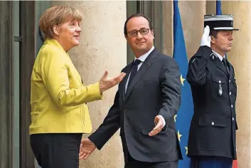 ?? FOTO:LANGSDON/DPA ?? Angela Merkel und François Hollande vor dem Élysée-Palast: Vergangene Woche hatten sie gemeinsam die langwierig­en Friedensve­rhandlunge­n zwischen der Ukraine und Russland geführt.