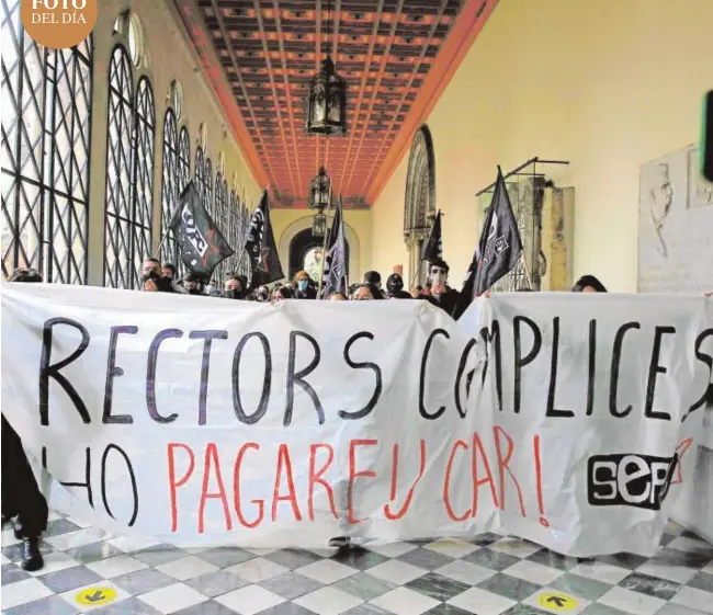  ?? EP ?? Un grupo de radicales pasean una pancarta («Rectores cómplices, lo pagaréis caro») por la Universida­d de Barcelona