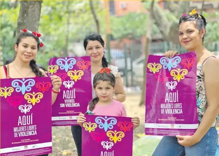  ??  ?? Imágenes de las mujeres del movimiento en la Plaza Italia del año pasado para la marcha #25N. (Foto Gentileza)