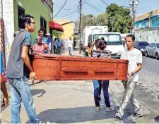  ?? EFE ?? Personas llevan el ataúd para una víctima, ayer.