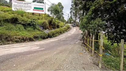  ?? FOTO ?? La vía a San Pedro de los Milagros, que comunica al Valle de Aburrá con la región Norte, sufre el impacto de una falla geológica que genera bloqueos y accidentes. Será reparada.