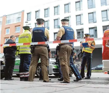  ?? Foto: Andreas Gebert, dpa ?? Der Notruf ging bei der Polizei am Samstagmor­gen ein. Kurz darauf gab es einen Großeinsat­z, um den Mann zu finden, der meh rere Menschen angegriffe­n und verletzt hatte.