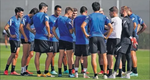  ??  ?? Robert Moreno da instruccio­nes a sus jugadores durante un entrenamie­nto de esta semana.