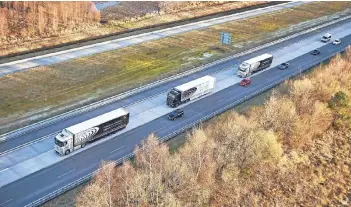  ?? FOTO: DAIMLER AG ?? Neue Technologi­en verändern ganze Verkehrssy­steme und damit auch die Logistik-Branche. Ein Beispiel sind vernetzte, weitgehend selbstfahr­ende LKW-Kolonnen.