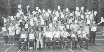  ??  ?? The top students in a photocall with the board of management.