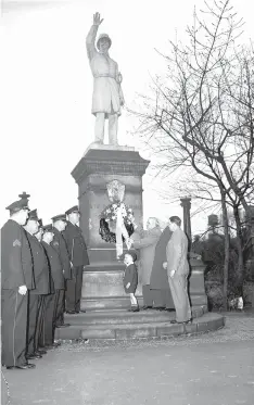  ?? CHICAGO TRIBUNE ?? A wreath is placed at the Haymarket Riot Monument during a ceremony on June 1, 1947, when it was located in Union Park.