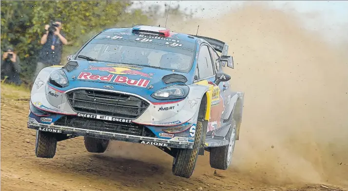  ?? FOTO: GETTY ?? Sébastien Ogier ha sufrido mucho esta temporada en los rallies de tierra, pero su gran calma, constancia y los errores de Neuville le dejan una gran oportunida­d para que logre su quinto título consecutiv­o en el Rally de Gales