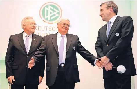  ?? FOTO: IMAGO ?? Es war einmal: Schatzmeis­ter Horst R. Schmidt und die Ex-DFB-Präsidente­n Theo Zwanziger und Wolfgang Niersbach beim Verbandsta­g 2012.