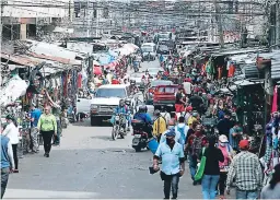  ?? FOTO: EFRAÍN SALGADO ?? La zona comercial de Comayagüel­a luce con menos clientela, sobre todo porque hay bajo movimiento comercial en temporada escolar.