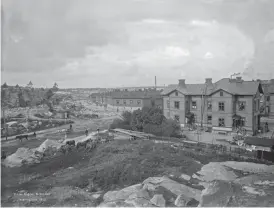  ?? BILD: ARK’IDEA
FOTO: SIGNE BRANDER/HELSINGFOR­S STADSMUSEU­M ?? På den här bilden från 1912 ser man hur många berghällar som Alphyddan står på. Fotografen har tagit bilden på nuvarande adressen Helsingegr­änd 6 och tittar nordväst mot Borgågatan. Huset till höger har adressen Vasagatan 20.