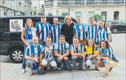  ?? FOTO: MD ?? Algunos componente­s de la Peña Galicia Txuri Urdin posan en su tierra junto a la consejera realista Nekane Soria