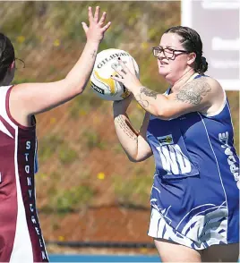  ?? ?? Thorpale’s Stephanie Cassidy switches from defence into attack against Stony Creek on Saturday.