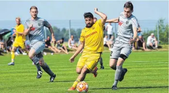  ?? FOTO: BERND MUELLER ?? Der SV Wurmlingen (gelbe Trikots) verliert das Entscheidu­ngsspiel gegen Waldmössin­gen 0:4.