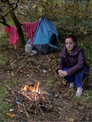  ??  ?? 26-year-old Michelle Cummins Wall tries to keep warm in her makeshift home in The Rocks.