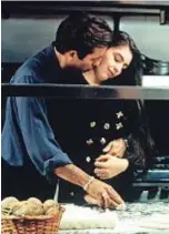  ??  ?? Andy Garcia e Sofia Coppola impastano gli gnocchi in una scena d’amore proibito ne Il padrino parte III.