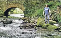  ?? RP-FOTO: MIKKO SCHÜMMELFE­DER ?? Natur pur – Sebastian Brück schlendert mit seinem Hund an der zuweilen malerisch mäandernde­n Düssel entlang. Jede Etappe beginnt genau dort, wo die letzte geendet hat.