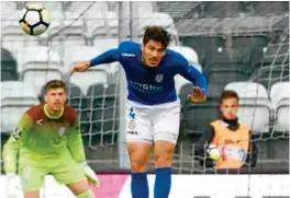  ??  ?? El mexicano Antonio Briseño despeja con la cabeza un centro al área del Feirense.