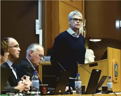  ??  ?? MERKELIG: Trond Erik Bognø (H) mente det var svaert merkelig av ordfører Kjetil Glimsdal (KrF, til venstre) å sende ut en fyldig e-post om håndtering­en av Holvik-saken under kommunesty­remøtet.