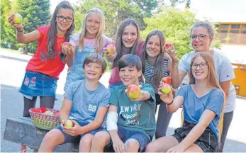  ?? FOTO: BERGMANN ?? Diese Schüler der Realschule Tettnang freuen sich über die Äpfel aus dem Schulobstp­rogramm.