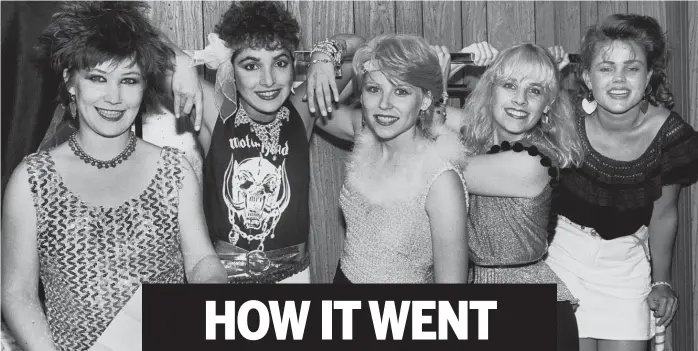  ?? PAUL NATKIN/COURTESY OF SHOWTIME ?? Kathy Valentine (from left), Jane Wiedlin, Gina Schock, Charlotte Caffey and Belinda Carlisle hang out backstage at a 1981 show in Rockford.