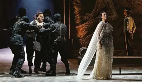  ?? Štěpán Drobit (Nabucco) a Oksana Nosatova (Abigail). FOTO ZDENĚK SOKOL ?? Ochranka nové vládkyně.