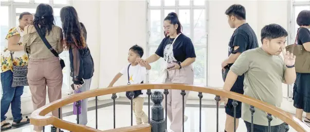  ?? PHOTOGRAPH BY JOHN LOUIE ABRINA FOR THE DAILY TRIBUNE @tribunephl_ana ?? VISITORS of the Manila Clock Tower on Sunday marvel at the historic architectu­re, part of the local goverment’s thrust to promote tourism in the city.