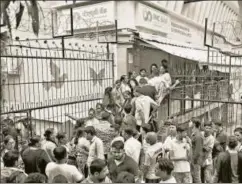  ?? REUTERS ?? People wait outside a Punjab and Maharashtr­a Co-operative Bank branch to withdraw their ■ money, Mumbai, September 25