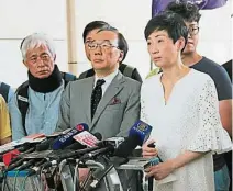  ??  ?? 陈淑庄（右）在庭外会见媒体时表示， 感谢向她送上祝福的香­港人，自己在未来数周会继续­覆诊，同时需要开始为期6周­的电疗。（路透社照片）