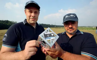  ??  ?? Ideatori Alessandro Barazzetti e Luigi Pizzimenti, artefici del progetto. con il satellite. Sopra, il rendering dell’oggetto nello spazio