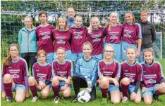  ?? Foto: Walter Mika ?? Mit 14 Mädels starteten die C Juniorinne­n der SG Hollenbach/Petersdorf in die neue Saison der Gruppe Donau. Zum Auftakt siegte die Truppe von Coach Gerold Utz (hin ten) zu Hause gegen die SG Öttingen/Alerheim mit 4:1.