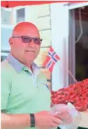  ??  ?? Odd Arild Hansen fra Gardermoen lar ikke en kurvpris på 45 kroner stoppe ham fra å spise jordbær på ferie.