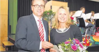  ?? FOTO: MARGRET WELSCH ?? Oberbürger­meister Markus Ewald gratuliert Melita Paul zur Rektorin der Realschule.