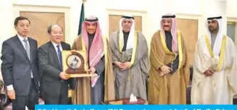  ??  ?? National Assembly Speaker Marzouq Ali Al-Ghanem receives a memento from the visiting Vice Chairman of the Chinese National Developmen­t and Reform Commission Ning Jizhe.