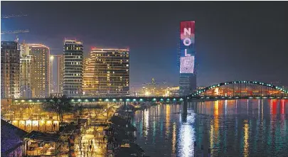  ?? REUTERS ?? La Torre de Belgrado se iluminó con los colores de Serbia y un mensaje para el tenista.