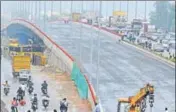  ?? PARVEEN KUMAR/HT PHOTO ?? Barricades being removed from the 1.4km long eightlane Hero Honda Chowk flyover on Monday.